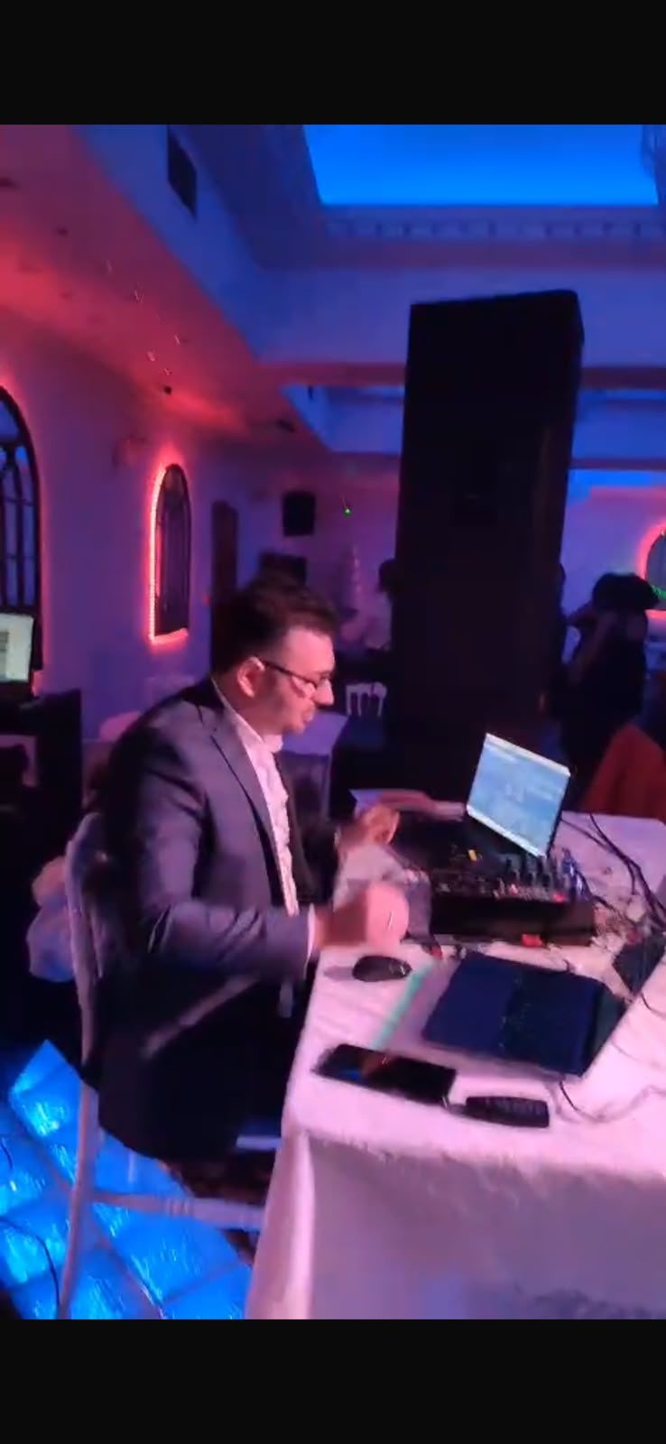 Live DJ-Booth mit blauer Lichtstimmung