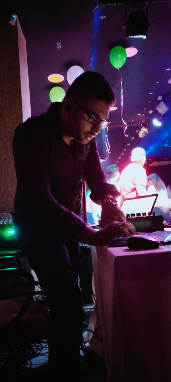 DJ-Booth mit Club-Lichtstimmung