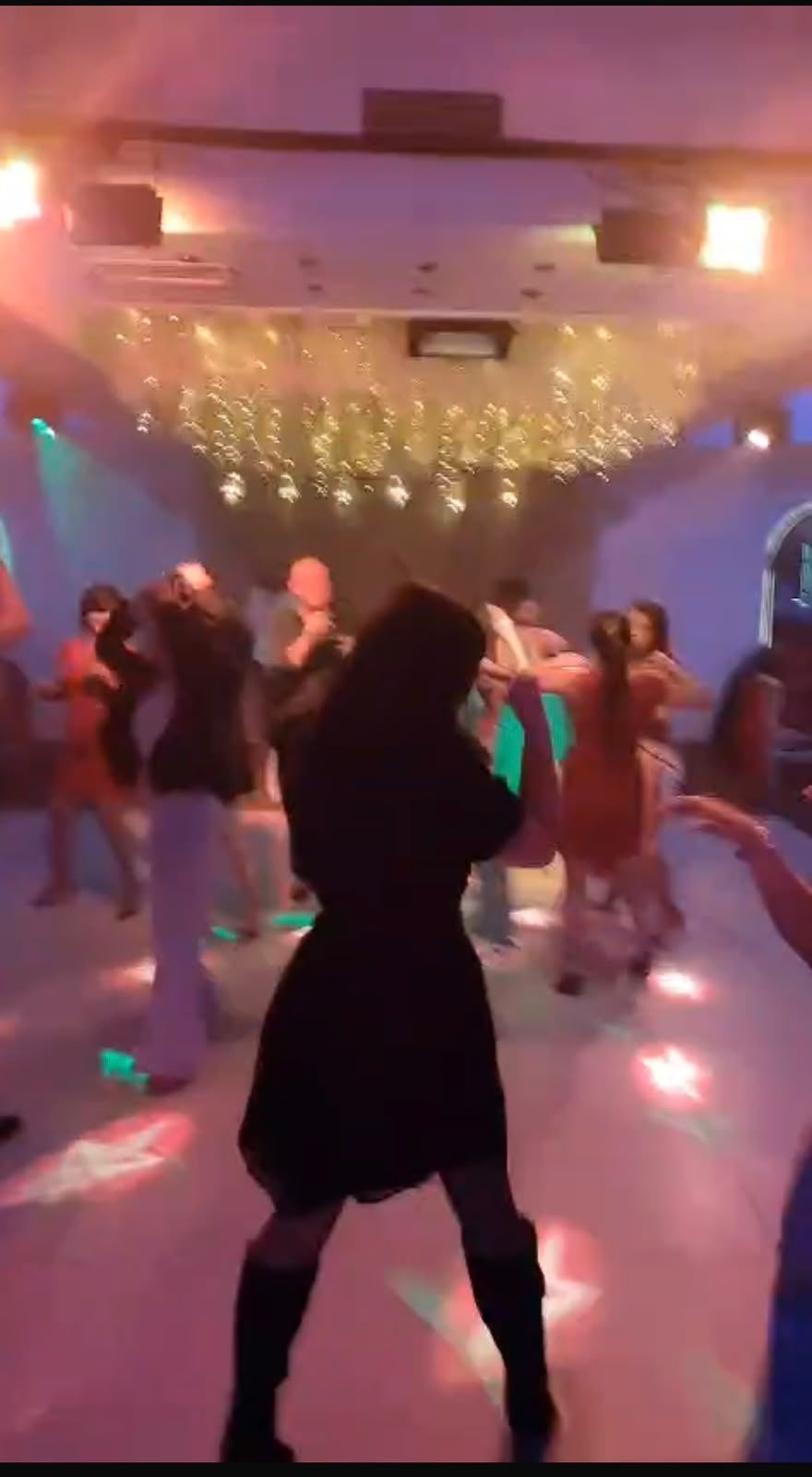 Tanzfläche mit Party-Lichtstimmung
