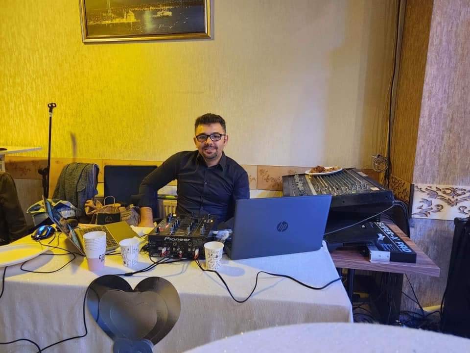 DJ Avva am Laptop- und Mixer-Setup