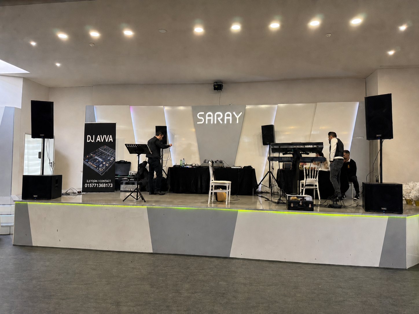 DJ-Setup auf einer Event-Bühne
